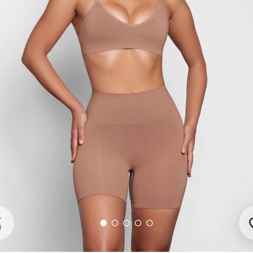 SKIMS CONTOUR NYLON
BIKE SHORT SIZE XS/S COLOR TRUFFLE NEW